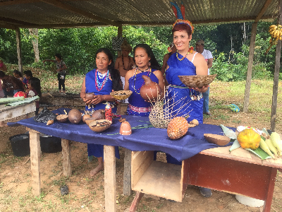 M.Rosario con el equipo de Regalos de Amor Ecuador