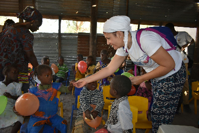 Entrega de materiales en el poblado